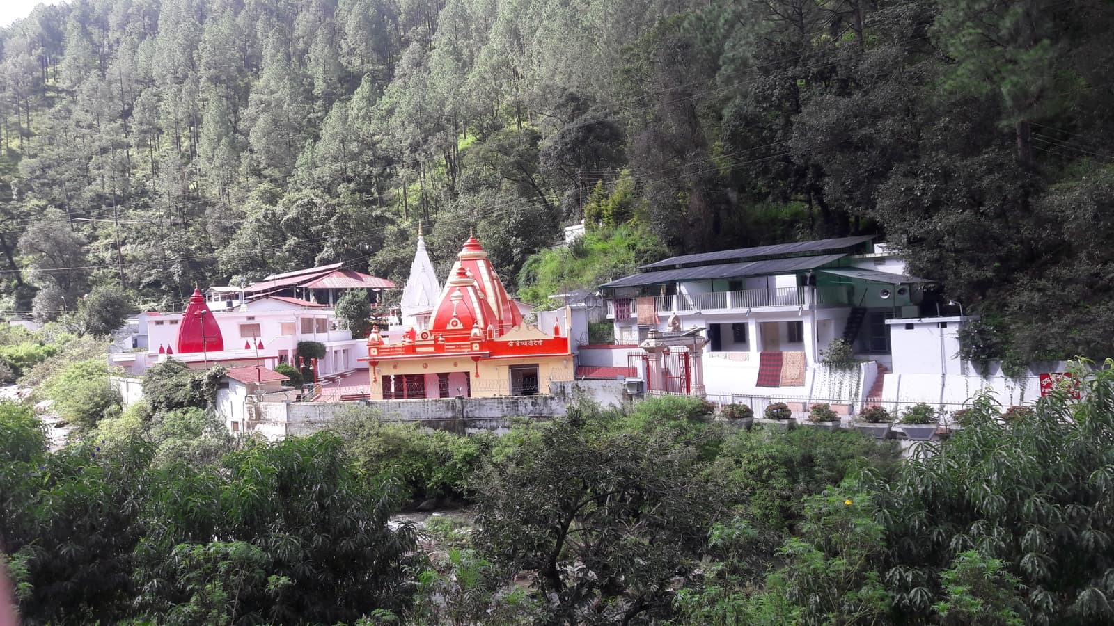 श्री कैंची धाम पावन मंदिर